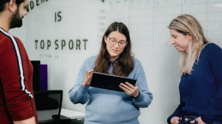 Tenderteam-bekijkt-AI-output-publicatie